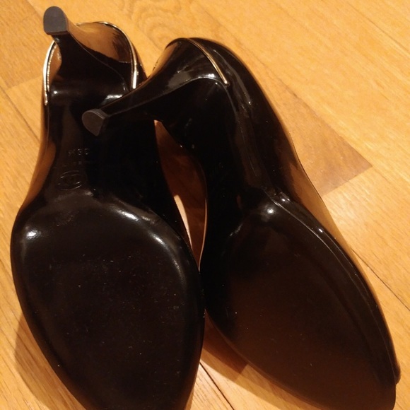 Chanel peep toe w/ gold CC embellishment sz 38.5 - Picture 2 of 3